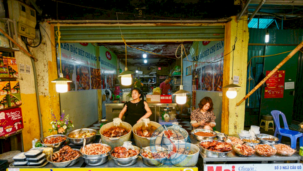 Bustling Hang Be Market in Hanoi